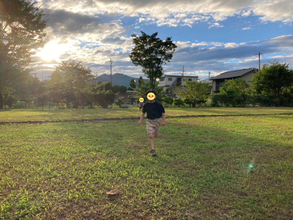 広場を走る子どもたち