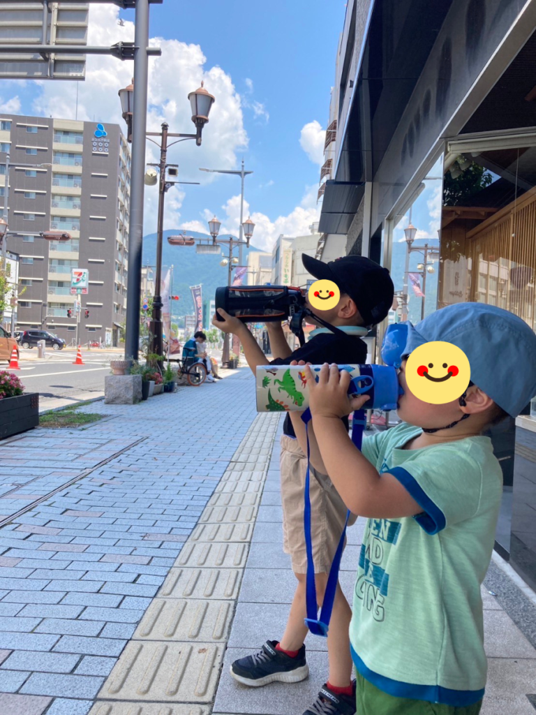 水分補給する子どもたち