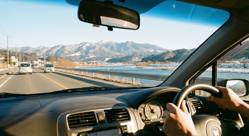 上田市の山並みと車通勤のイメージ