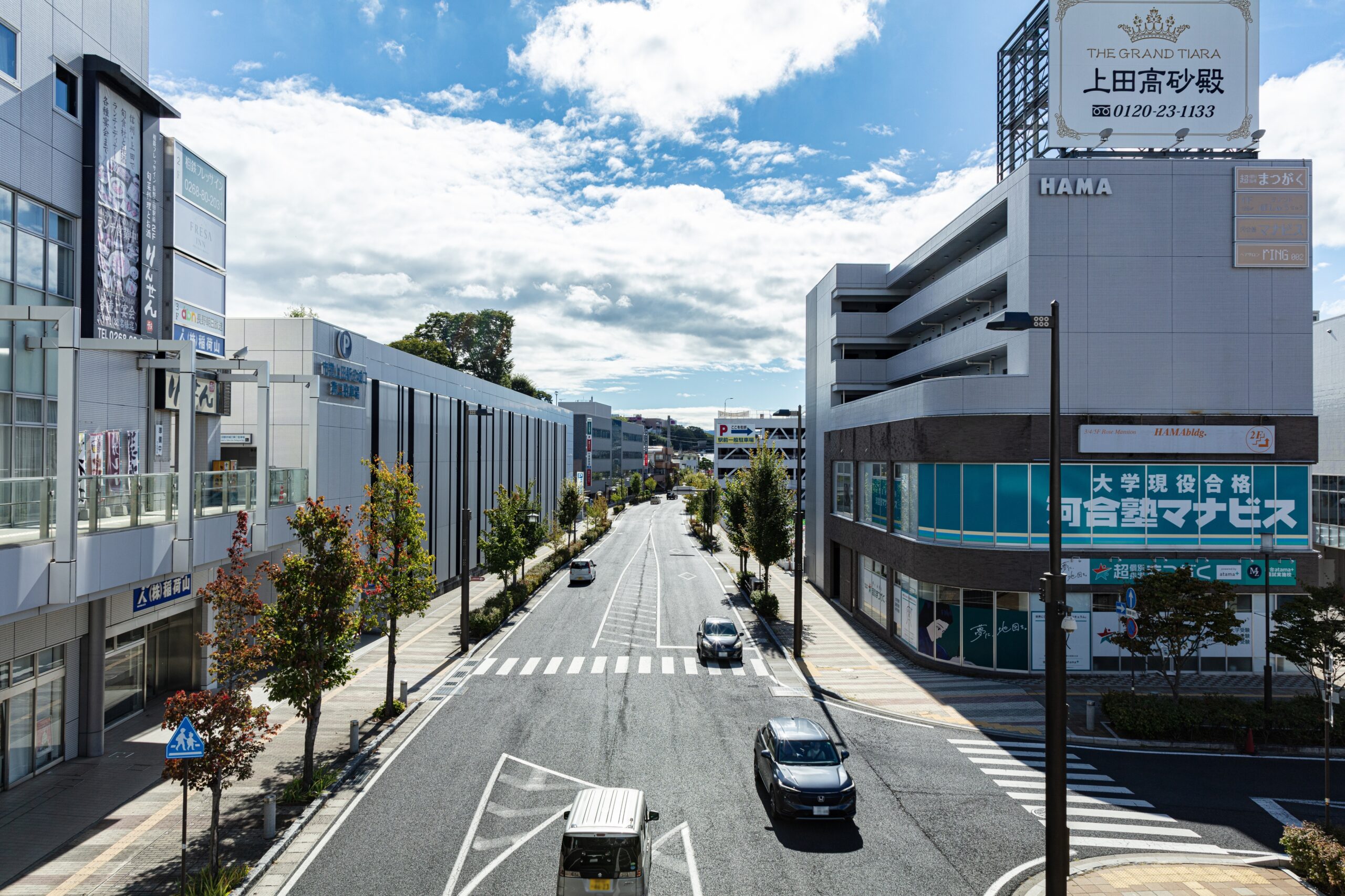上田駅前のメインストリート。広い車道の両側に街路樹と歩道が整い、奥へまっすぐ伸びている
